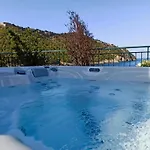 Dionos With Jacuzzi Feriehus