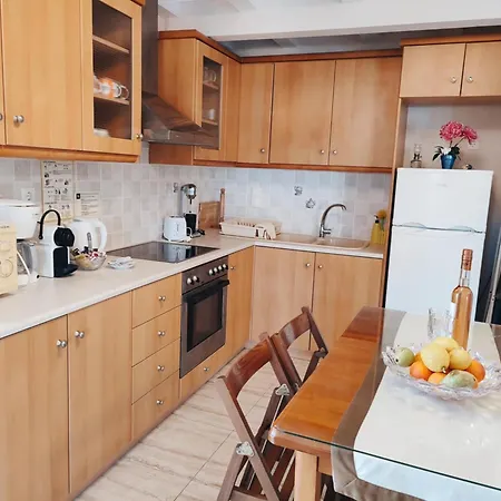 Dionos With Jacuzzi 度假居