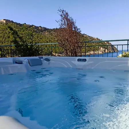 Dionos With Jacuzzi 度假居